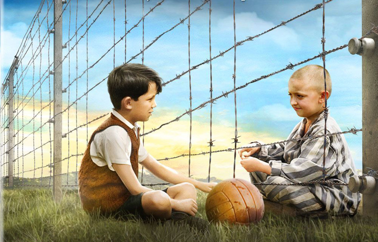 穿条纹睡衣的男孩