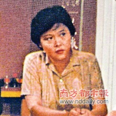 俏皮女学生母亲