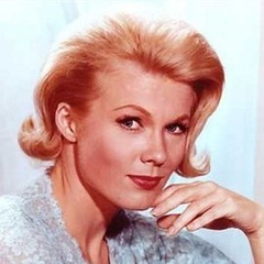 国际机场Mrs.JerryCopeland-Passenger(uncredited)