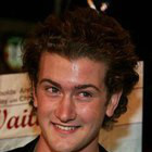 红眼头戴耳机的孩子