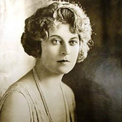 好莱坞Herself,Cameoappearance