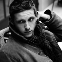 窗台上的男人乔伊