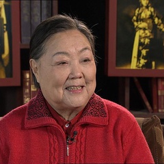 戴手铐的旅客列车员