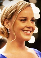 新机械战警演员表克莱拉·墨菲剧照图片