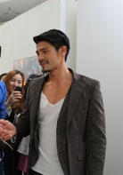 放手爱演员表何君剧照图片