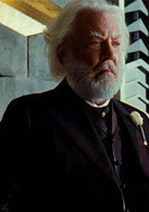 饥饿游戏演员表斯诺总统剧照图片