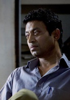 贫民窟的百万富翁演员表派出所所长剧照图片