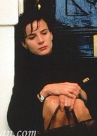 她比烟花寂寞演员表Hilary剧照图片