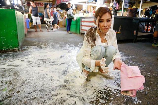 陈怡蓉街头遭人泼白漆 头发受损大叹恶梦一场