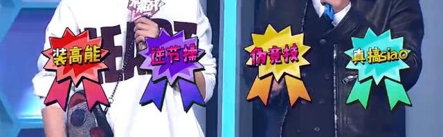 《不服来战》他和美女共浴 竟然只顾玩手机