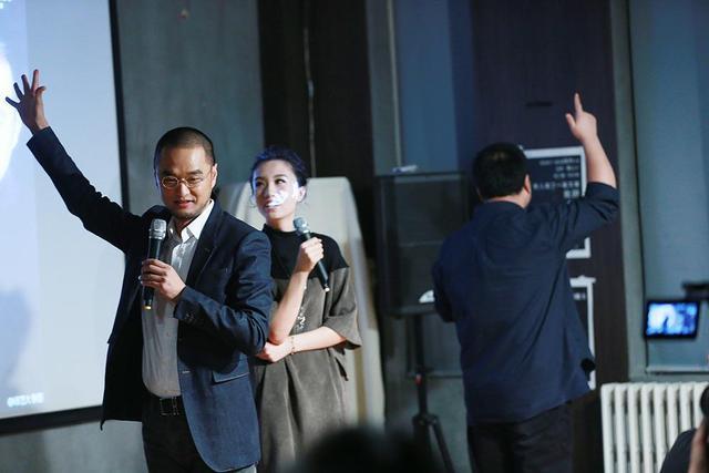 冯唐回应“飞鸟集”下架 与罗永浩拼颜值比才华