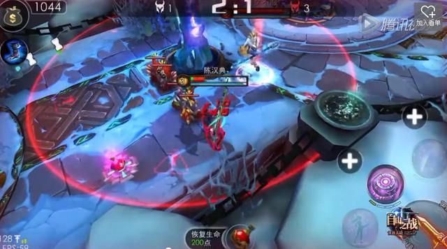 《不服来战》他和美女共浴 竟然只顾玩手机