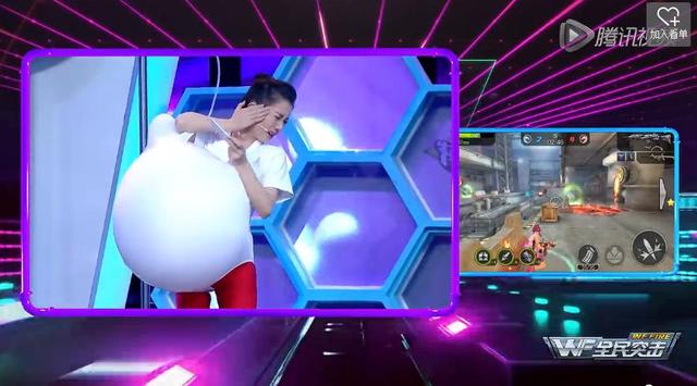 《不服来战》他和美女共浴 竟然只顾玩手机