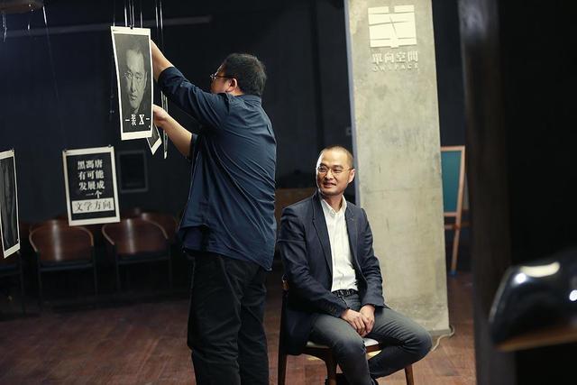 冯唐回应“飞鸟集”下架 与罗永浩拼颜值比才华