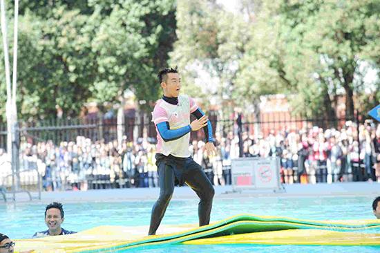 《跑男3》水上浮台争夺战 郑恺大秀舞技