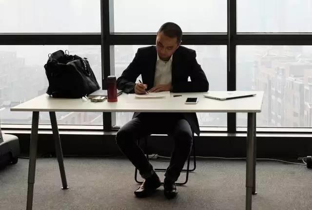 冯唐回应“飞鸟集”下架 与罗永浩拼颜值比才华