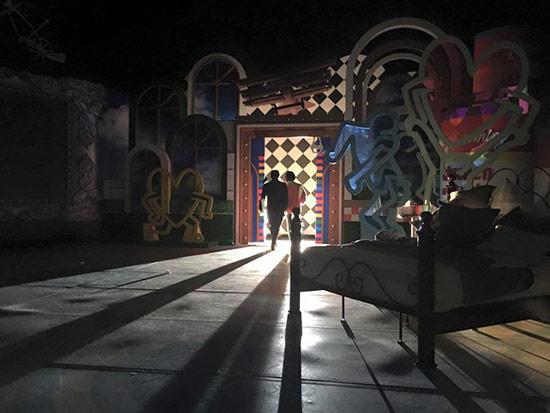 《康熙》告别时回归原点 牵手鞠躬留下剪影