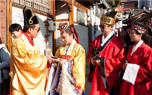 《一年级》佟大为演皇帝 袁姗姗娇羞当娘娘