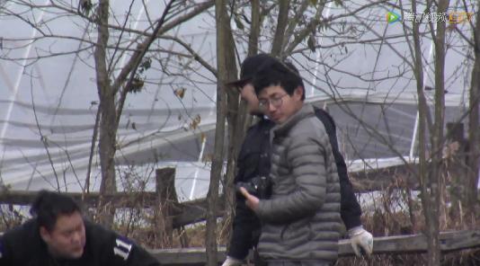 溪边惊现一窝小蝌蚪 小宝胖虎吐槽小斌“变态”