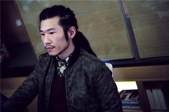 王骁脏辫造型梳7小时 《老婆大人》成另类暖男