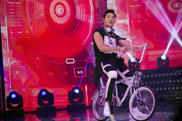 舒淇再度泪洒燃少舞台 然而“游戏”还在继续