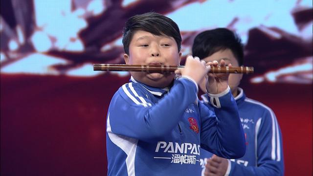 袖珍人足球队圆梦 甘当陪练助力中国青少年足球