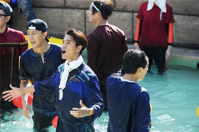 《二十四小时》惊险水上滑梯 吴磊、尹正腿软了