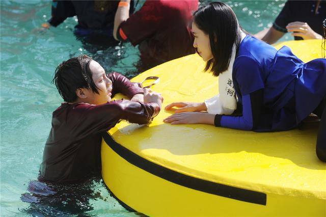 《二十四小时》惊险水上滑梯 吴磊、尹正腿软了