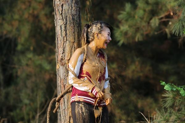 美女主持零下被泼泥浆 “洗衣鸡”被炸飞十余米