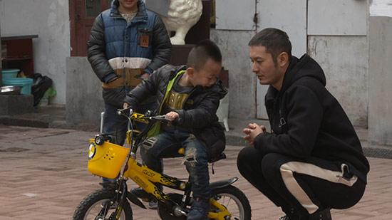 《旋风》黄晓明被砸要害 网友：半打孩子悬了！