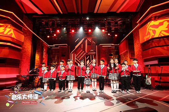 “双琴兄妹”扮“熊猫盼盼”共演《同一首歌》