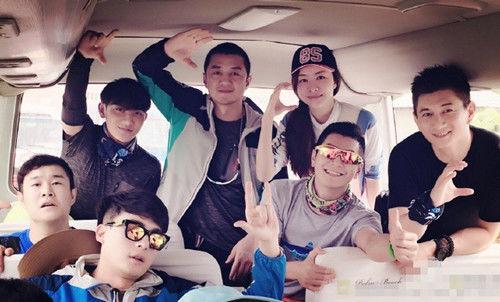 “丛林家族”首发合照报平安 熊黛林大赞六男神