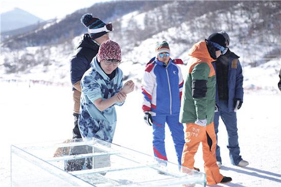 《冰雪奇迹》王啸坤零下50°脱衣玩“耐寒测试”