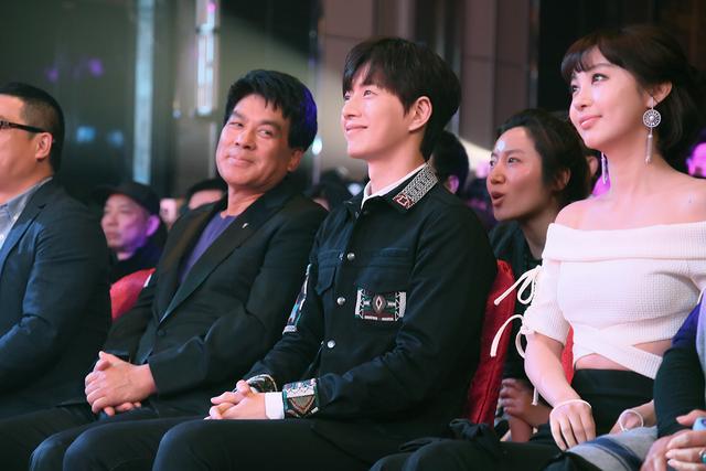 《远爱》办在京发布会 朴海镇为强吻李菲儿道歉