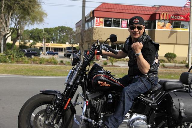 《15个》郑义：教胡歌骑摩托，从没看过他的戏