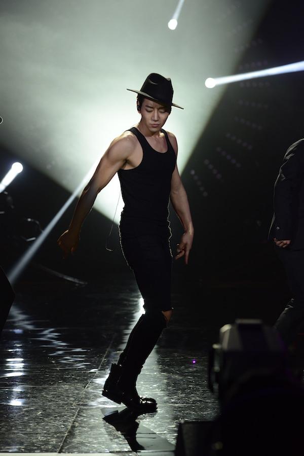 《歌手》黄致列放露肉大招 脱衣热舞演绎杰克逊