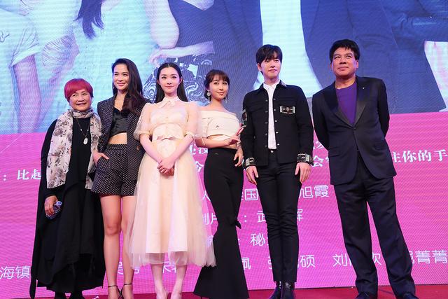 《远爱》办在京发布会 朴海镇为强吻李菲儿道歉