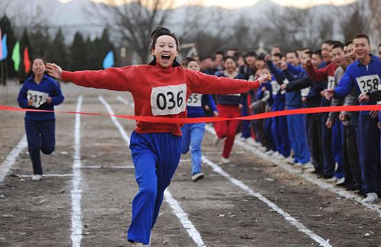 练束梅《天伦》接力刘涛 “飞毛腿”受伤遭强抱