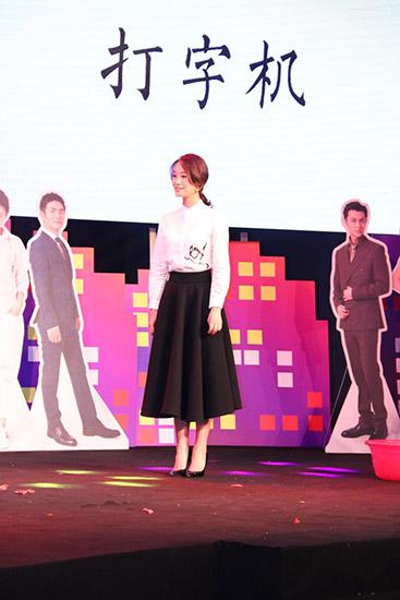 蓝盈莹“揩油”王子 《爱人》首映礼尽显俏皮