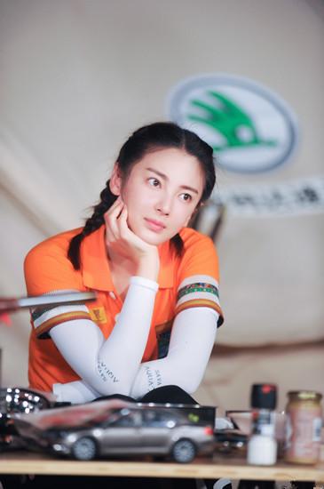 陈坤徐峥拉众女神下凡 张雨绮林允先后“湿身”