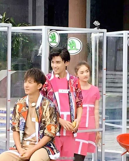 陈坤徐峥拉众女神下凡 张雨绮林允先后“湿身”