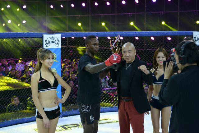 无限制格斗栏目《武林笼中对》首播 致敬李小龙