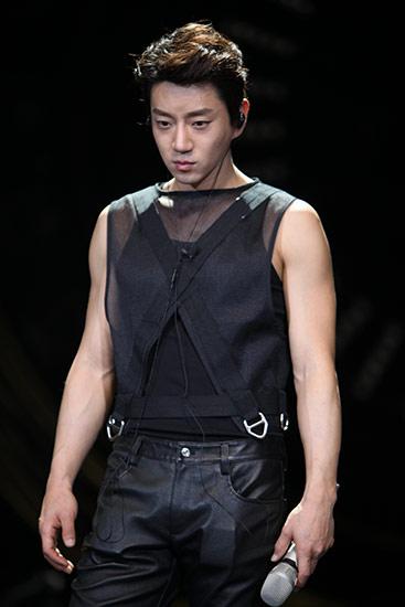 《歌手》黄致列撩人热舞再夺冠 王晰遭淘汰