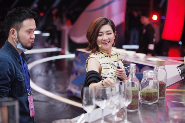 Selina离婚前最后的露面：《大脑》中笑容满面