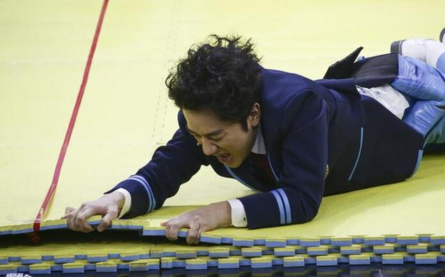 《王牌对王牌》王祖蓝与谢依霖表演 “摇头舞”