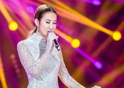 李玟带病上场惹哭观众 银白长裙再现月光女神