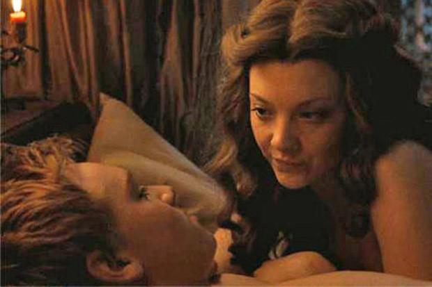 “权游”男星查普曼谈与娜塔莉·多默尔尴尬床戏