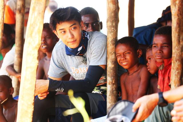 “丛林家族”集体晒黑 黄子韬中分发型雷人