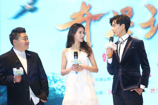 张予曦《奇星》眼神“杀” “小鲜女”衣架当剑