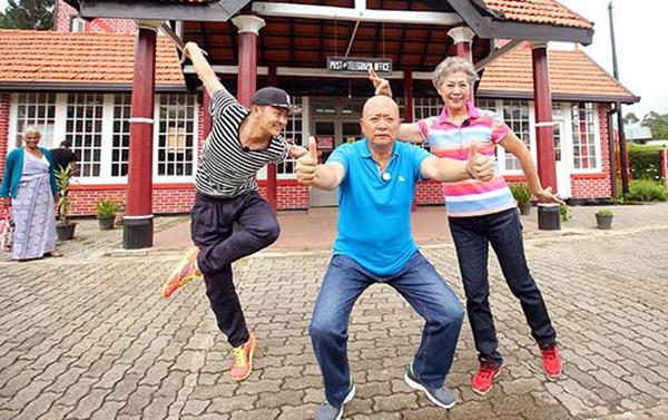 印小天魔舞惊呆父母 悉尼游轮扭秧歌秒变男神经